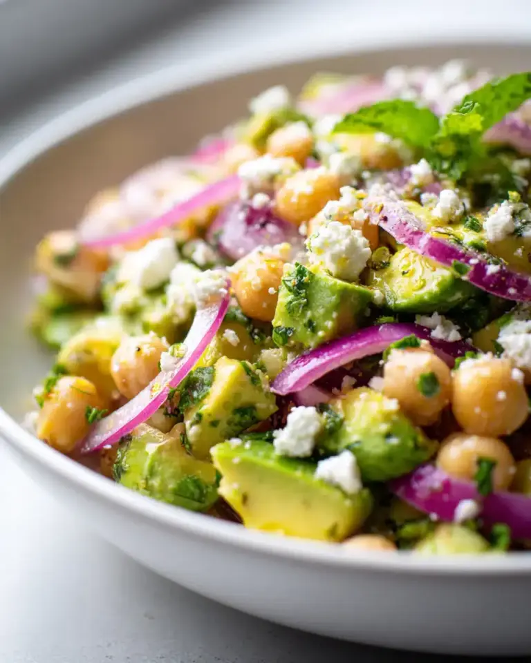 Cremiger Kichererbsen Feta Avocado Salat: Frisch und köstlich