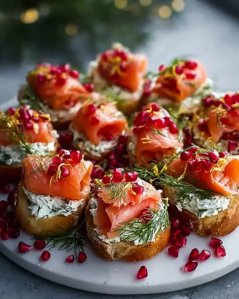 Festlicher Weihnachtskranz mit Lachs-Bruschetta für die Feiertage