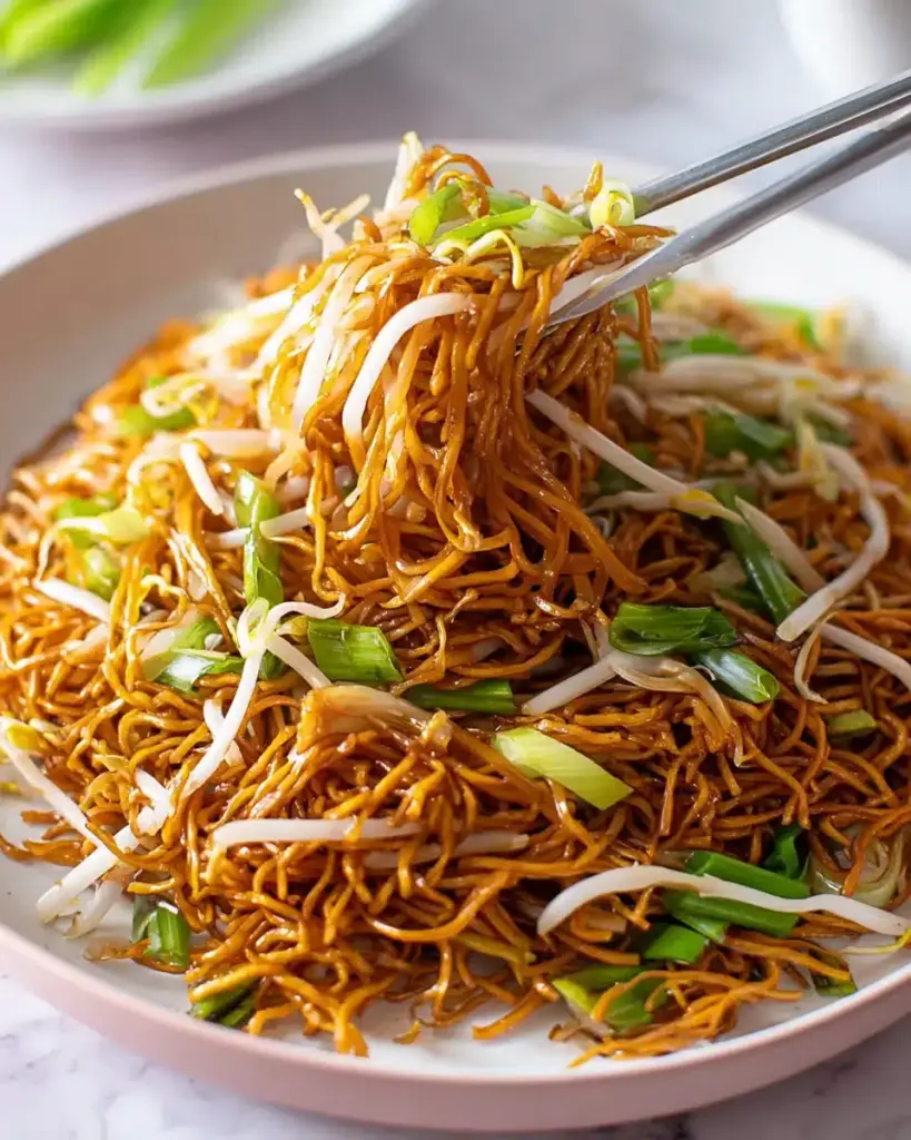 Schnelles und knuspriges kantonesisches Chow Mein Rezept in unter 15 Minuten