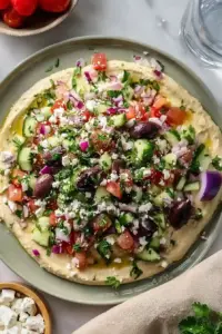 Griechischer Hummus-Dip mit Salat