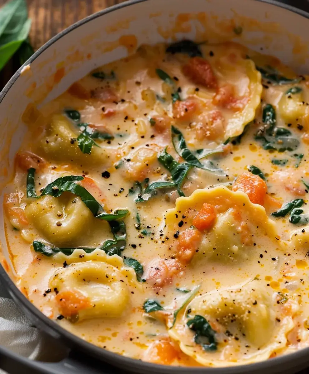 Cremige toskanische Ravioli Suppe