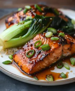Gochujang-Glasierter Lachs mit Sesam-Bok Choy