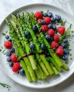 Grüner Spargel Salat Mit Erdbeeren Und Balsamico