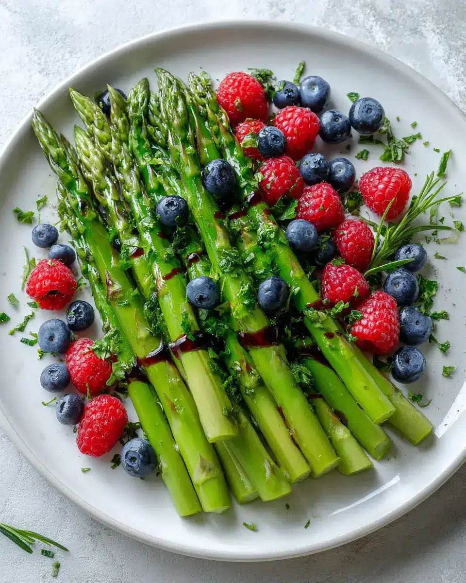 Grüner Spargel Erdbeer Salat