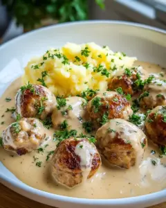 Hackbällchen in cremiger Sauce mit Kartoffelpüree