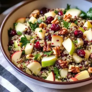 Erfrischender Quinoa-Apfelsalat mit Maple Dijon Vinaigrette