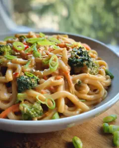 Udon-Nudeln mit cremiger Erdnusssauce und knackigem Gemüse