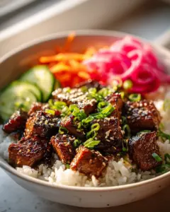 Gesunde Korean Beef Bowl mit eingelegtem Gemüse