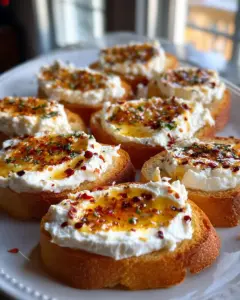 Süß-scharfe Feta Crostini mit Hot Honey